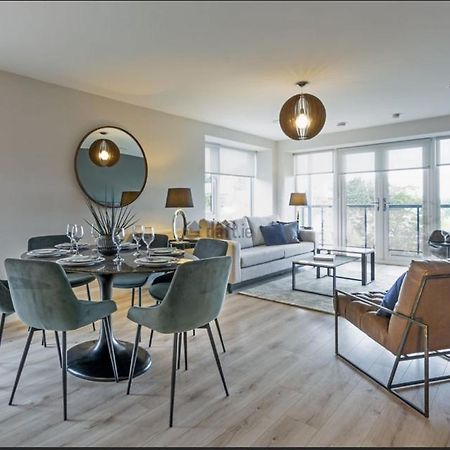 Modern Sandyford Bedroom エクステリア 写真