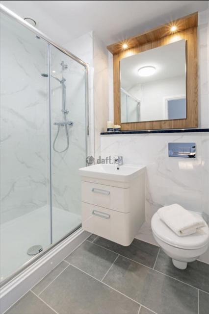 Modern Sandyford Bedroom エクステリア 写真