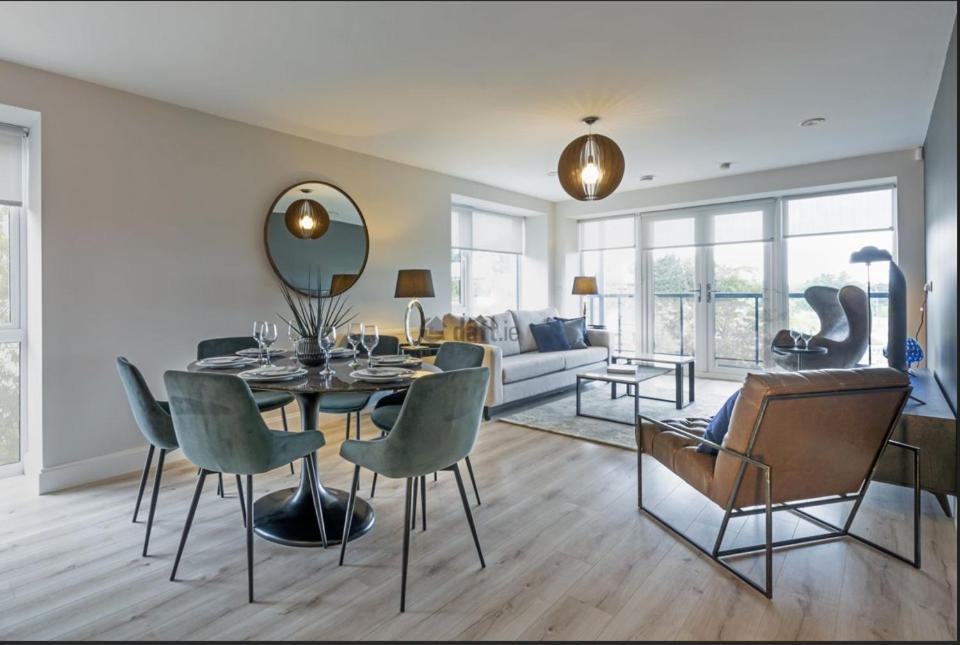 Modern Sandyford Bedroom エクステリア 写真