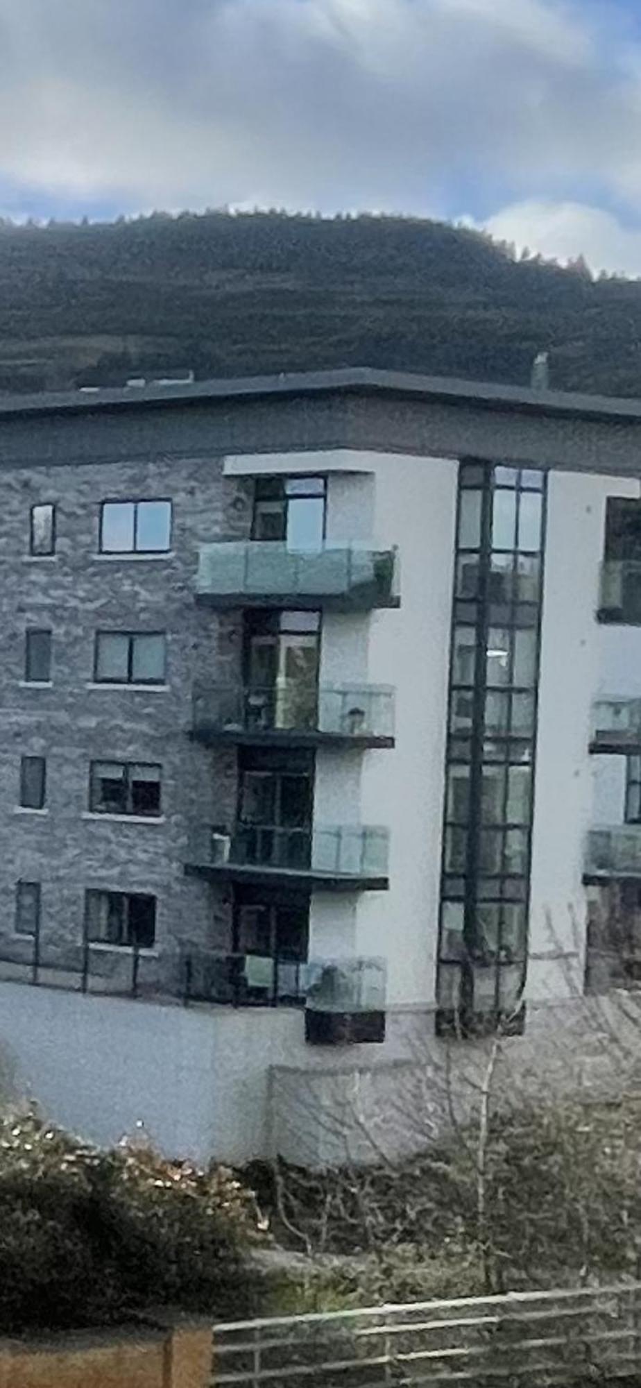 Modern Sandyford Bedroom エクステリア 写真